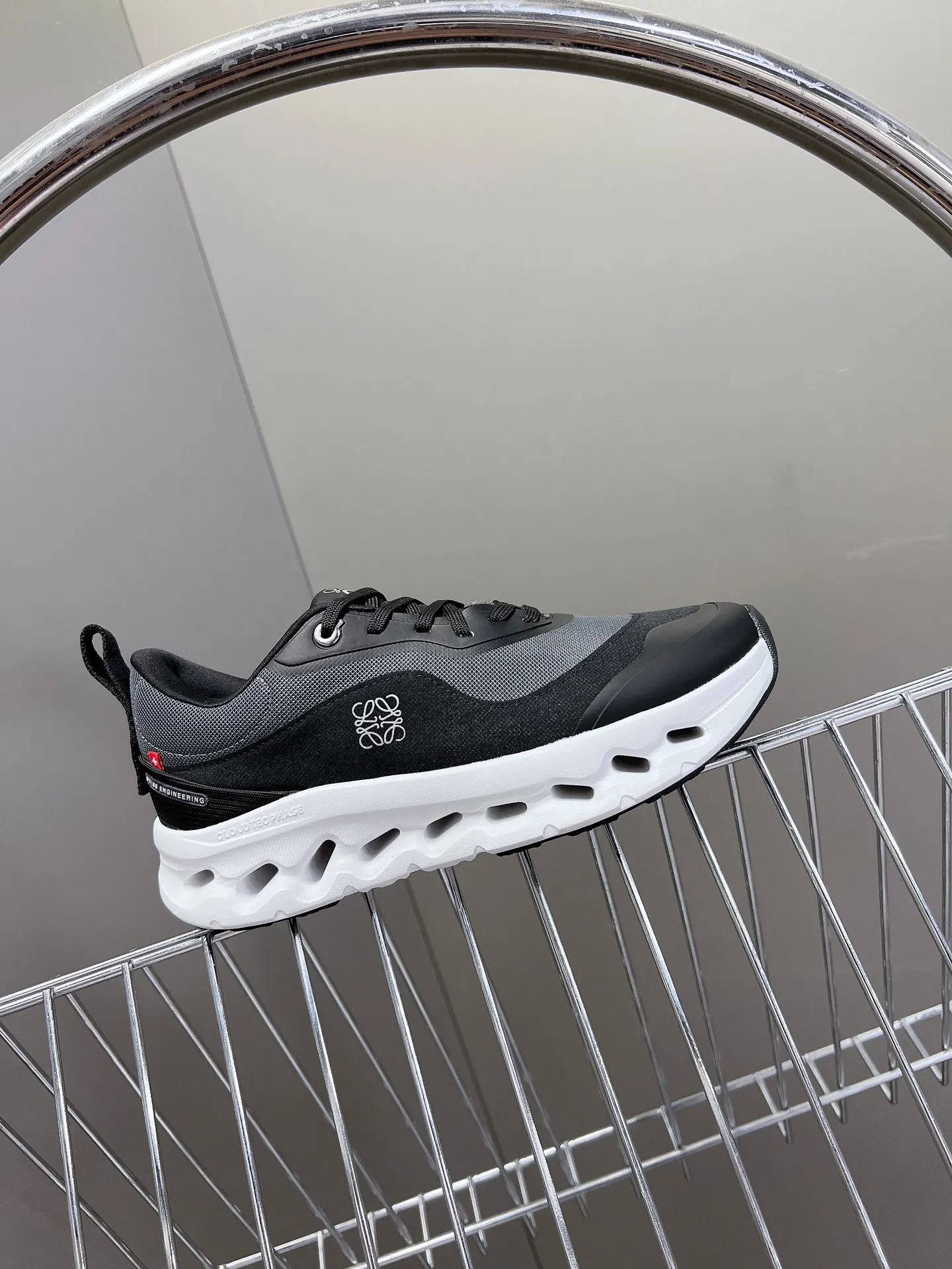 👟👟Ex-factory price 640👟👟 Loewe x on cioudtilt2.0 running shoes‼ ️Couple model Loewe Made from recycled polyester and mesh, it features an exclusive rubber sole with Loewe's classic logo printed on the side and full-coverage seam details. This cooperation combines ON's professional technology with Loewe's exquisite craftsmanship, and uses it in the production and design, specially designed for urban life and outdoor sports. Code number: 35-40, male 39-44